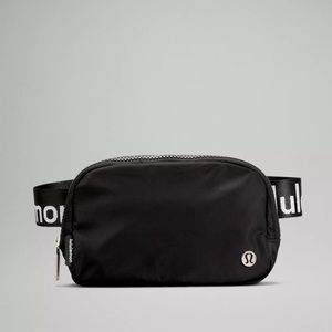 New in package Lululemon Everywhere Belt Bag *Wordmark